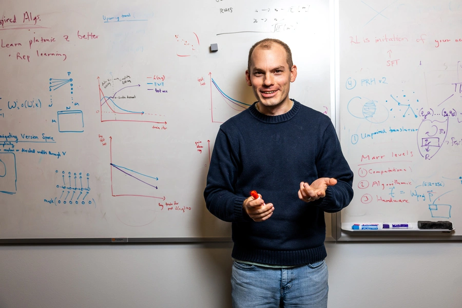 MIT 教授探索类人智能的奥秘